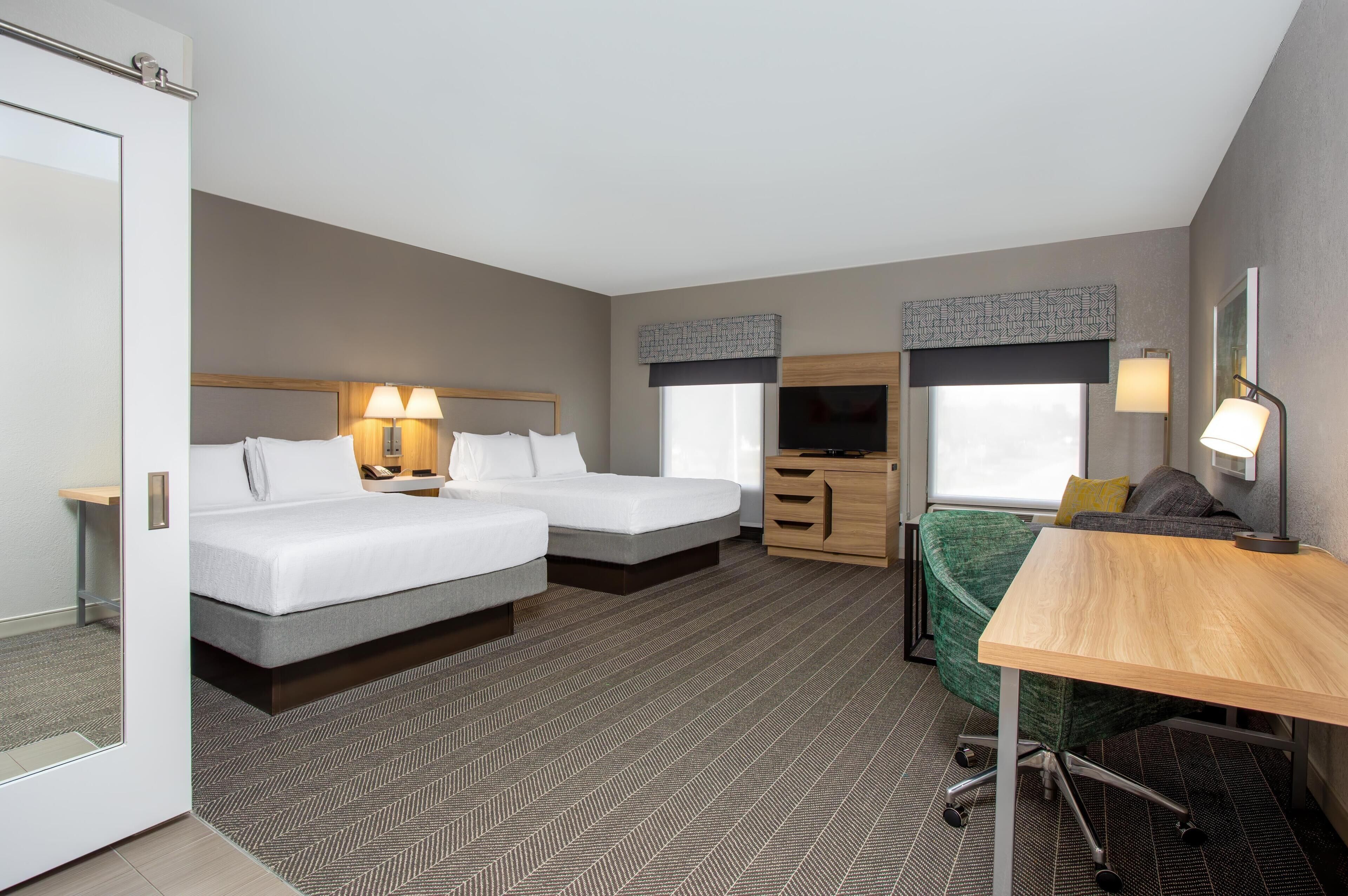 Studiosviitti, 2 keskisuurta parisänkyä, tupakointi kielletty | Ylelliset vuodevaatteet, työpöytä, äänieristys, silitysrauta/-lauta