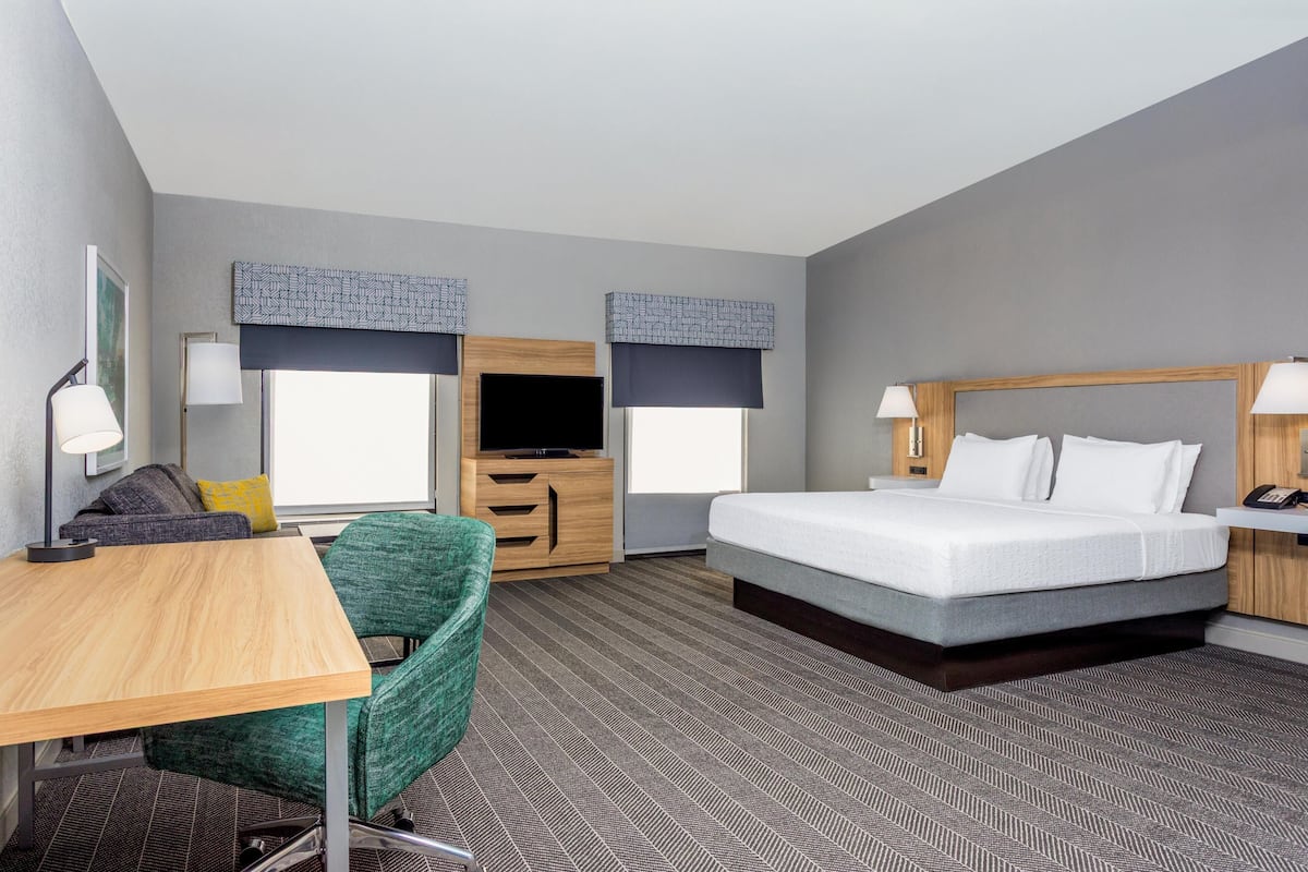 Suíte, 1 cama King, para não fumantes | Roupas de cama premium, escrivaninha, quartos à prova de som