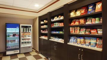 Un angolo self-service con bevande fresche e una selezione di snack.