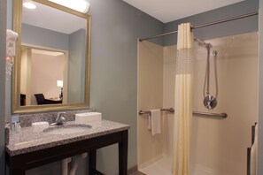 Suite, 1 très grand lit, accessible aux personnes à mobilité réduite, non-fumeurs | Salle de bain | Ensemble douche/baignoire, articles de toilette gratuits