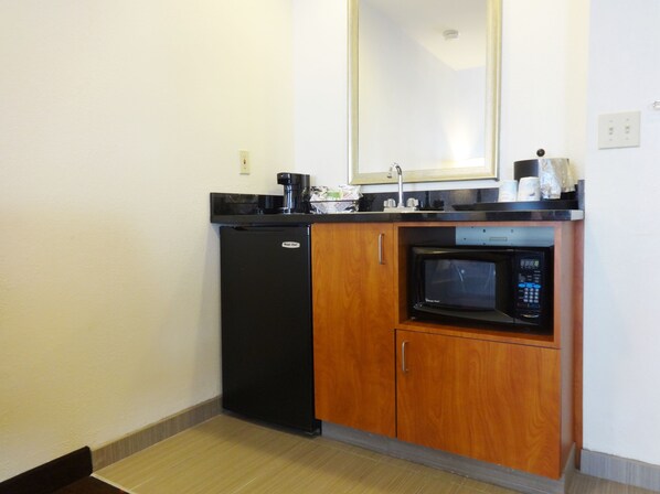 Jääkaappi, mikroaaltouuni, kahvin-/teenkeitin