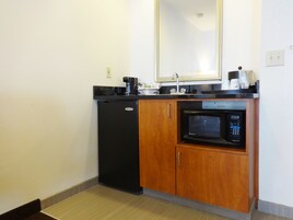 Frigorífico, microondas y cafetera o tetera