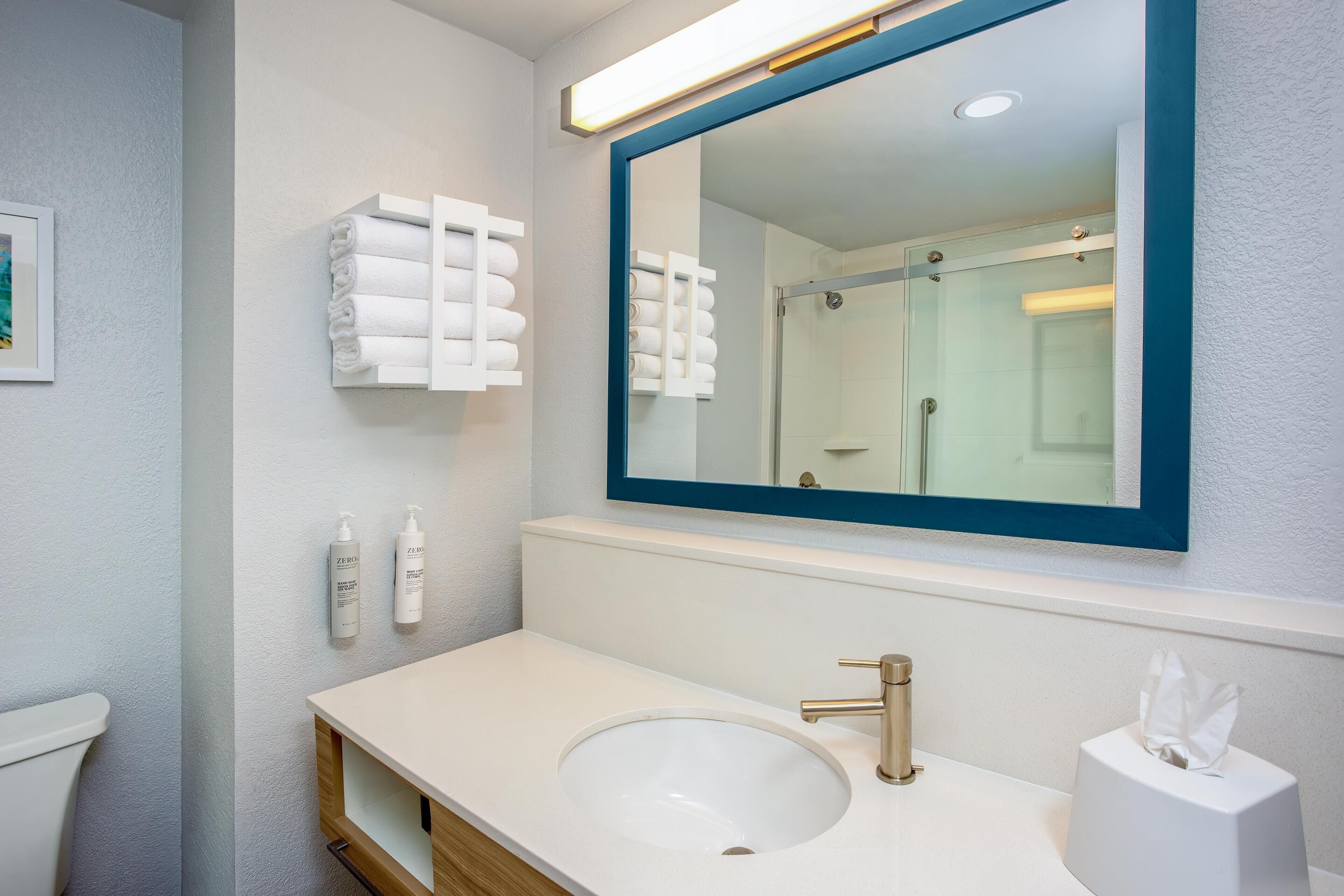 Een bad/douchecombinatie, gratis toiletartikelen, handdoeken