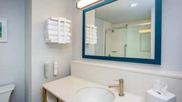 Een bad/douchecombinatie, gratis toiletartikelen, handdoeken