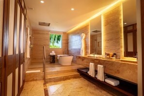 Master Suite Ocean Front Two Queen | Kamar mandi | Bathtub dan shower terpisah dan perlengkapan mandi desainer
