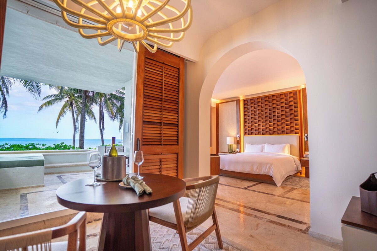 Premium bedding, down comforters, pillowtop beds, minibar (free items)