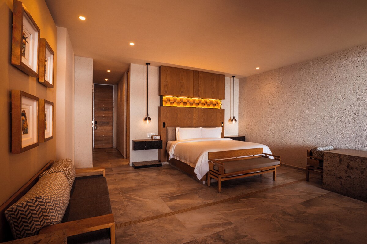 Luxury Suite Ocean Front King with Private Pool & Outdoor Shower Diamond Club