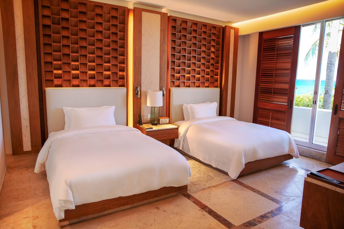 Premium bedding, down comforters, pillowtop beds, minibar (free items)