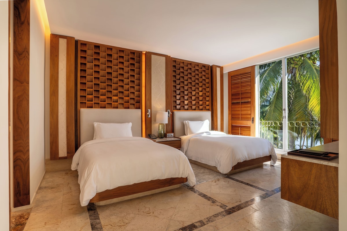 Master Suite Ocean Front Two Queen | Ropa de cama de alta calidad y edredones de plumas