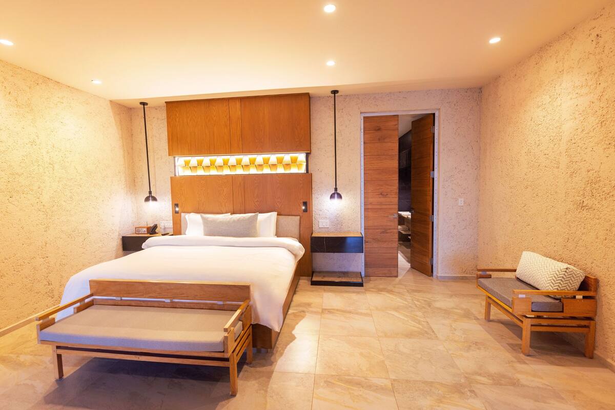 Premium bedding, down comforters, pillowtop beds, minibar (free items)