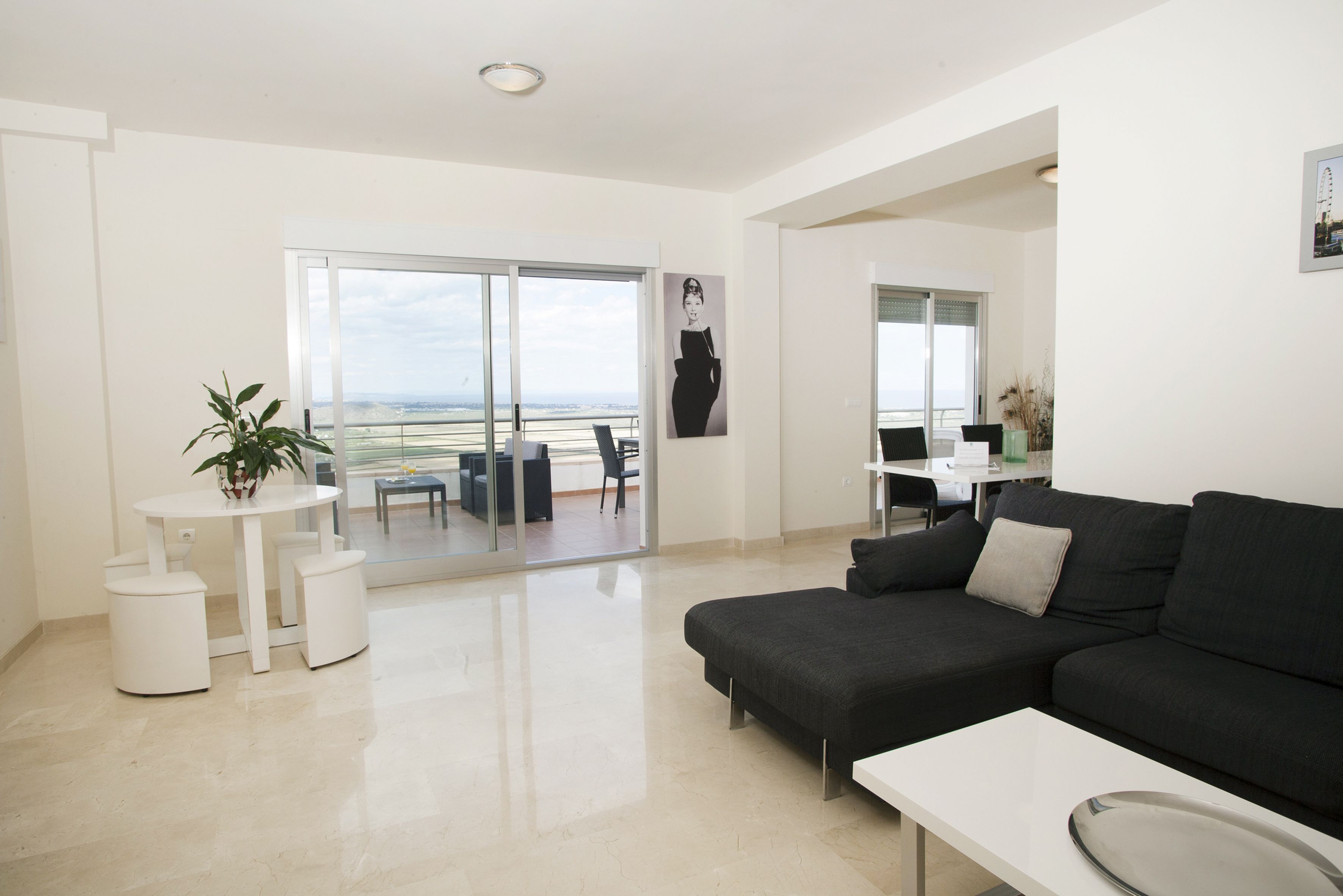 Apartamento Deluxe, 3 habitaciones, vistas al mar (Con Acceso Spa) | Sala de estar | Una televisión