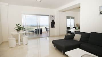Apartamento Deluxe, 3 habitaciones, vistas al mar (Con Acceso Spa) | Sala de estar | Una televisión