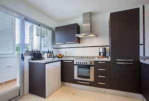 Deluxe-Apartment, 2 Schlafzimmer, Meerblick (Con Acceso Spa) | Eigene Küche | Kühlschrank, Mikrowelle, Ofen, Herdplatte