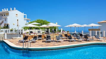 Piscine extérieure (ouverte en saison), parasols de plage