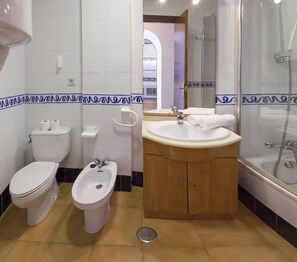 Appartement Standard, 2 chambres (Sin Acceso Spa) | Salle de bain | Baignoire profonde, douche cascade, séchoir à cheveux