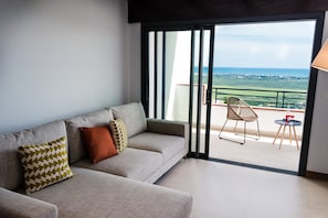 Superior-Apartment, 2 Schlafzimmer, Meerblick, Erdgeschoss (Sin Acceso Spa) | Wohnzimmer | Fernseher