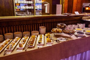 Tägliches Frühstücksbuffet gegen Gebühr