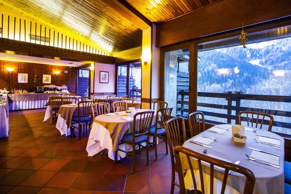 2 restaurants; breakfast, lunch, and dinner served
