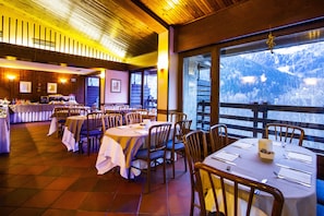2 restaurants, breakfast served - Hotel Les Jumeaux Courmayeur (Courmayeur)