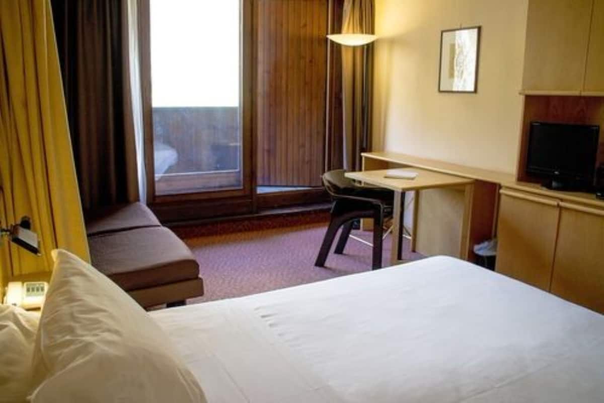 Down comforters, minibar, in-room safe, desk