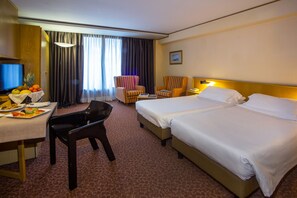 Edredón, minibar, caja de seguridad en la habitación y escritorio 