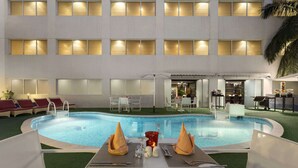 Outdoor pool - Ramada by Wyndham Qurum Beach (Muscat)