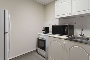 Minibar, caja de seguridad en la habitación y escritorio 