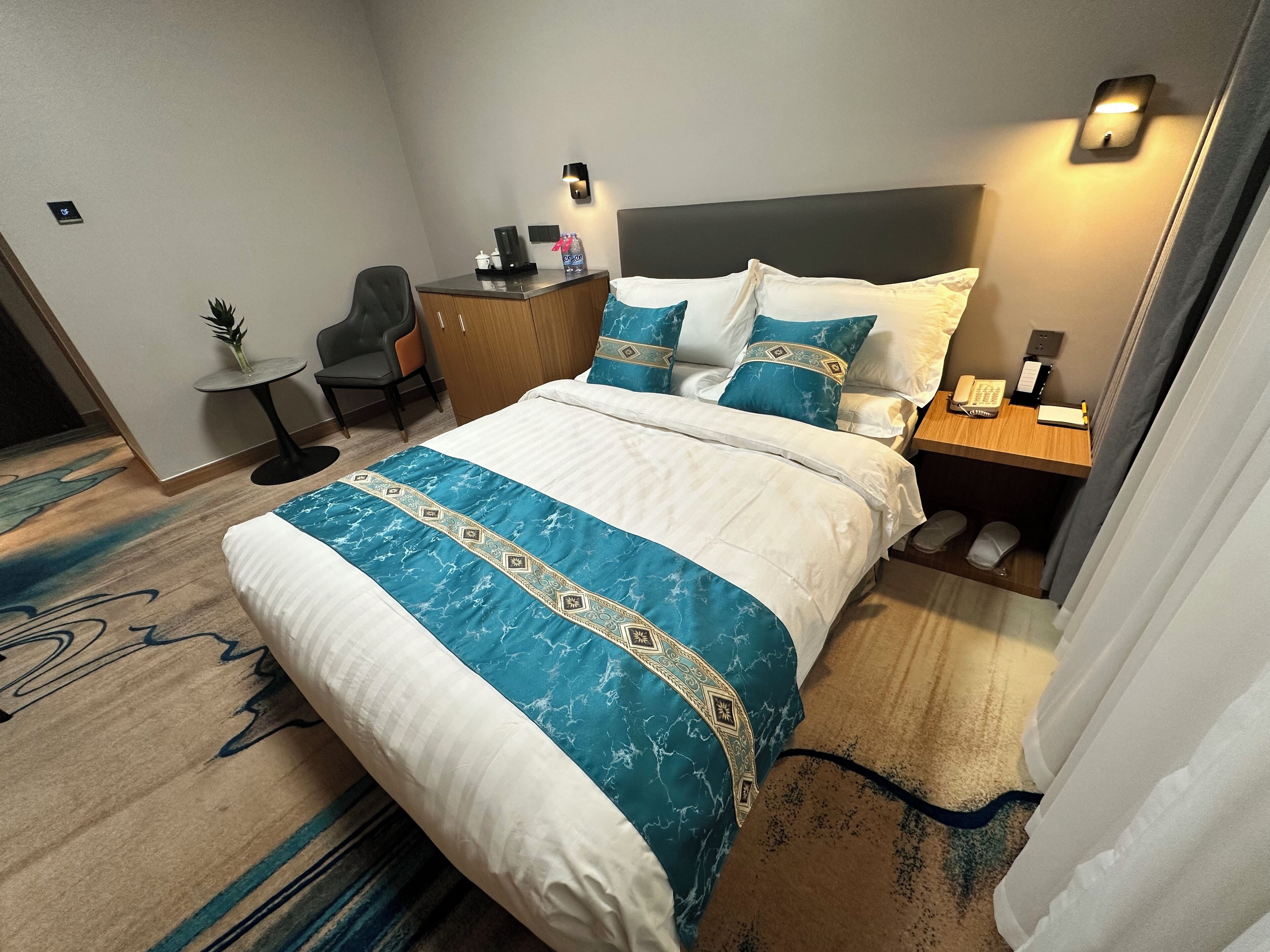 Caja de seguridad en la habitación, escritorio y cortinas blackout 