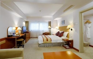 Business Double Room | In-room safe, desk, blackout curtains, iron/ironing board