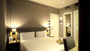 Hypo-allergenic bedding, minibar, individually decorated