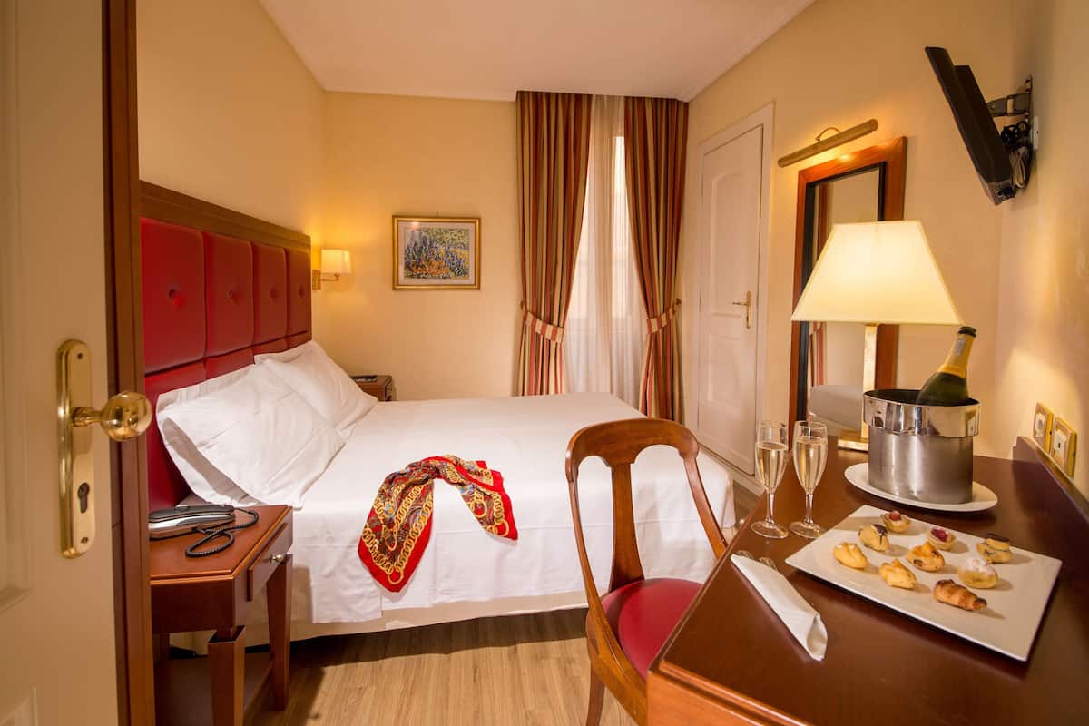 Hypo-allergenic bedding, minibar, individually decorated