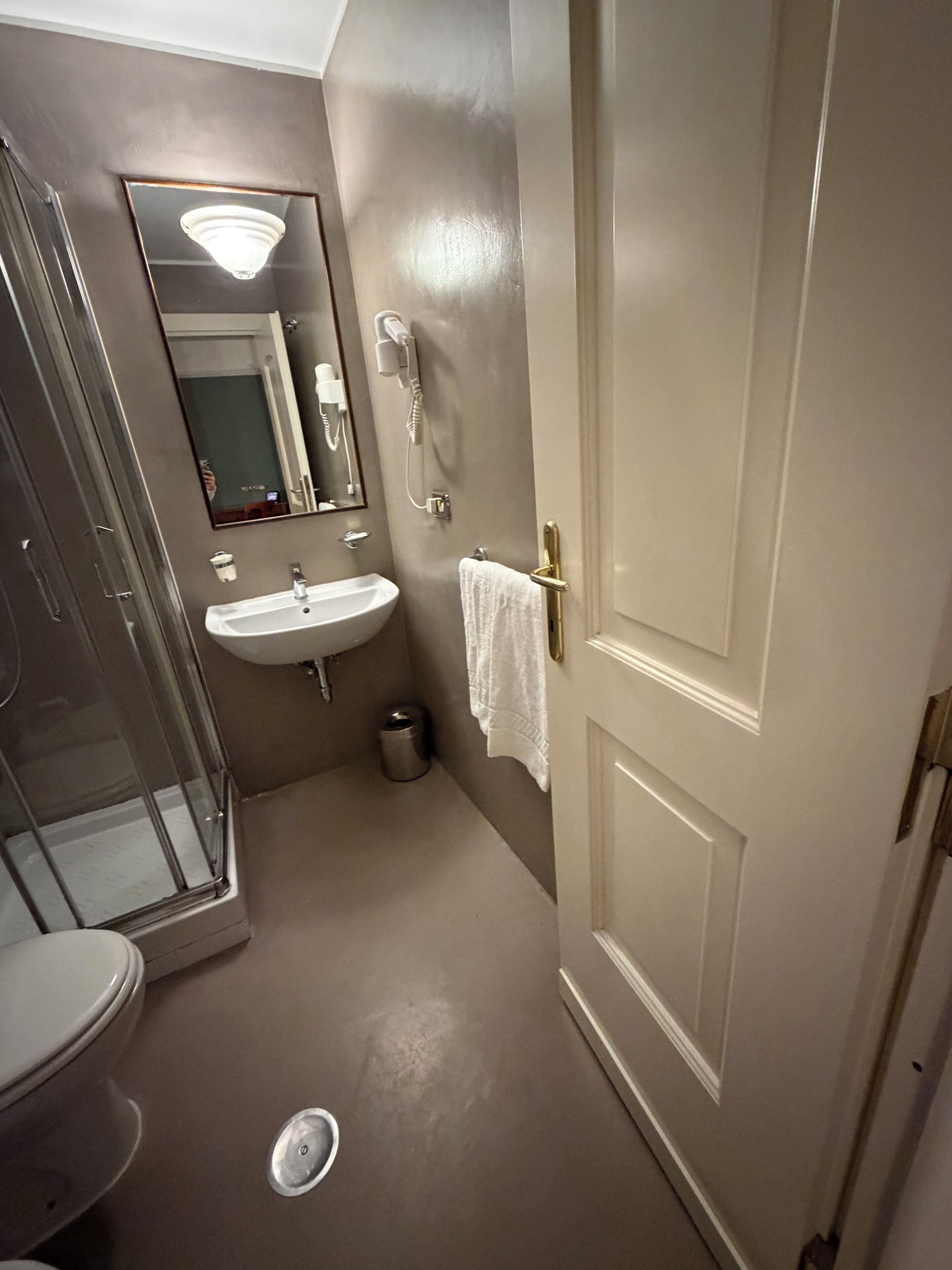 Un baño con ducha, lavamanos e inodoro.
