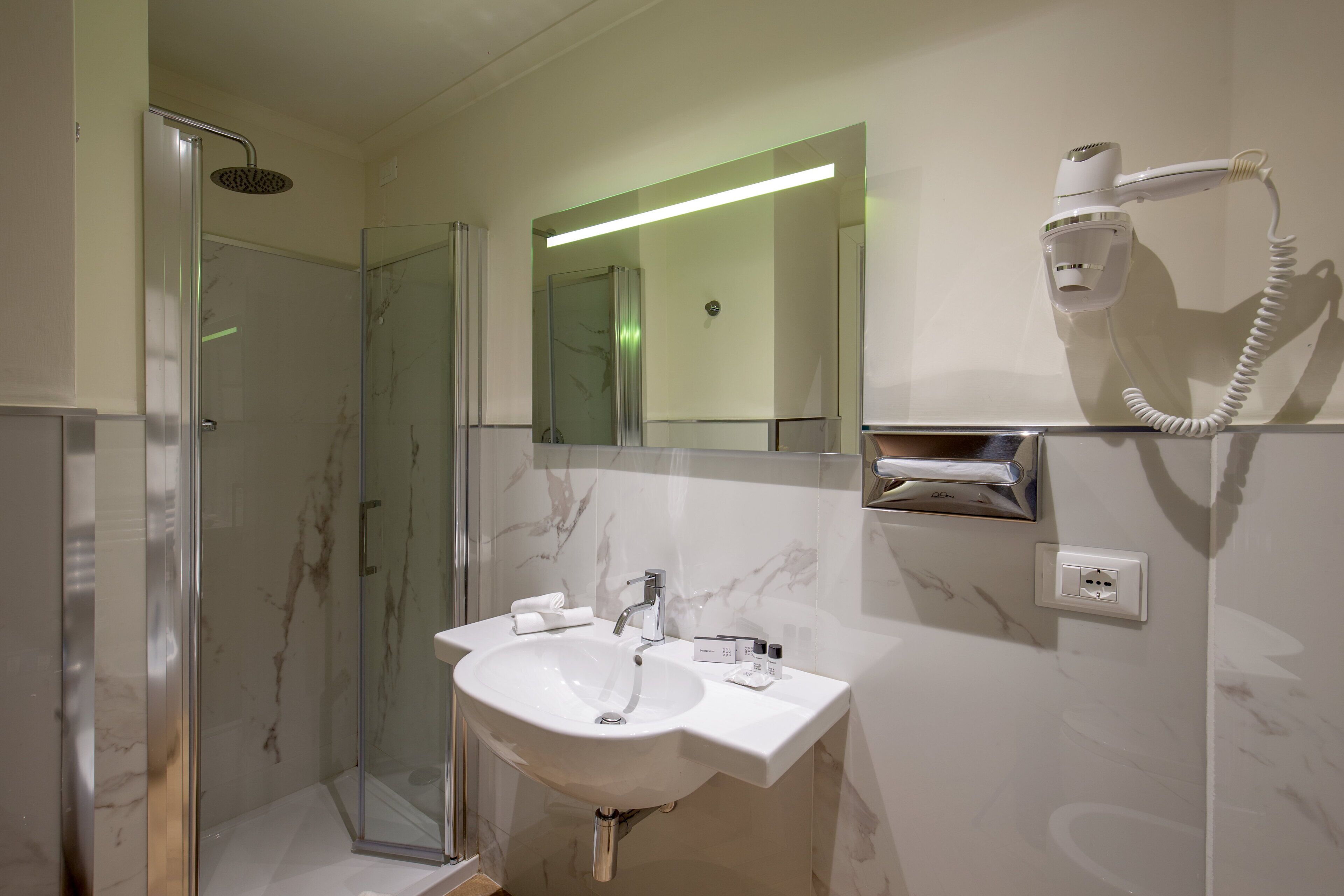 superior room, 1 queen bed | bathroom | shower, hair dryer, bidet, towels