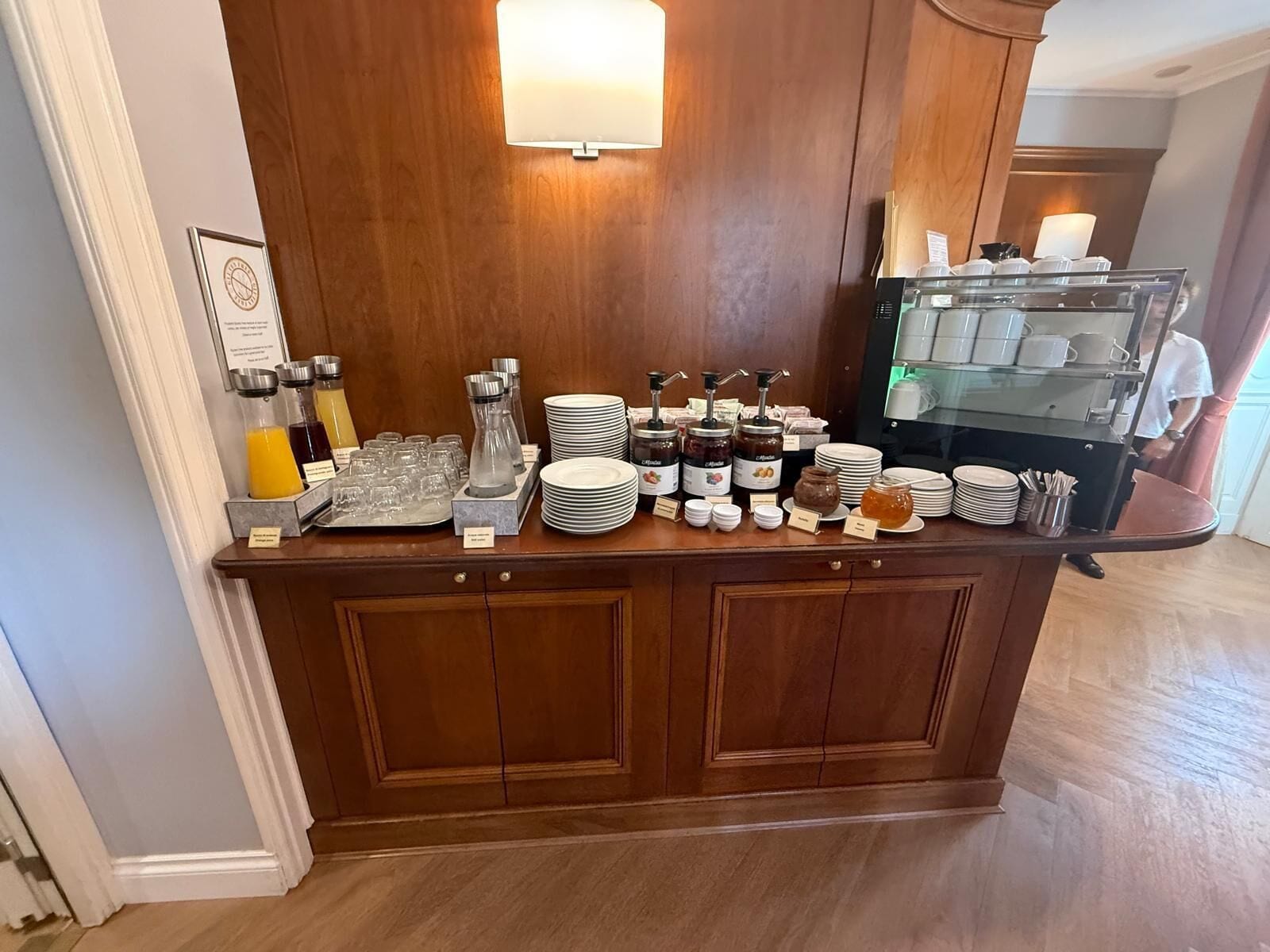Een ontbijtbuffet met verschillende soorten eten en toevoegingen.