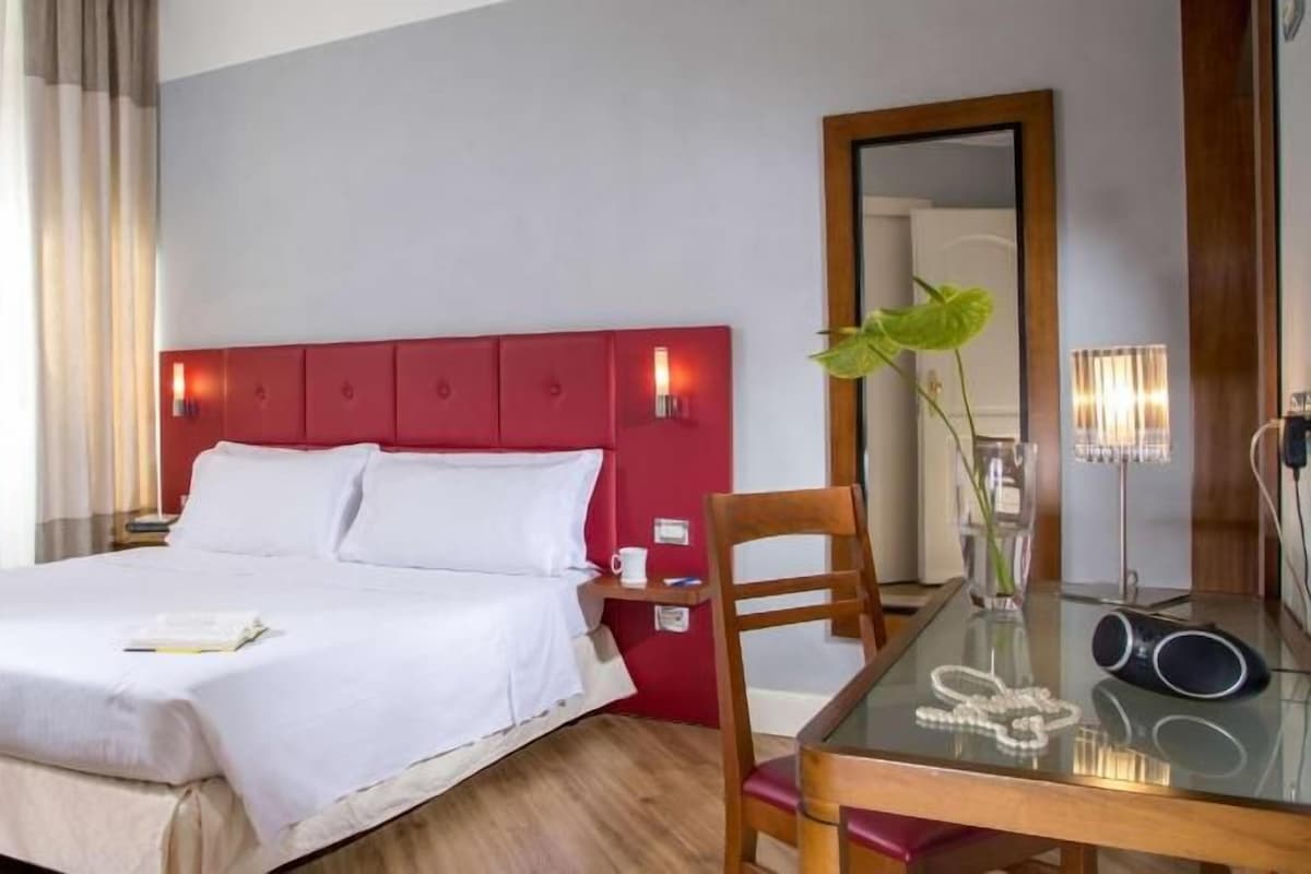 Ropa de cama hipoalergénica, minibar, escritorio y wifi gratis