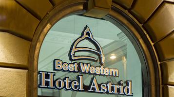 Hotellin kyltti, jossa lukee: ”Best Western Hotel Astrid”.