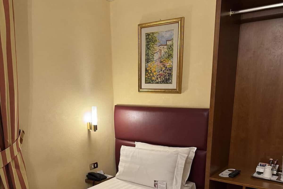 Hypo-allergenic bedding available, minibar, desk, WiFi (free)