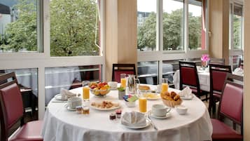 Tägliches Frühstücksbuffet (10 EUR pro Person)