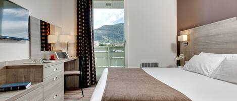 Luxe beddengoed, een kluis op de kamer, een bureau, gratis wifi