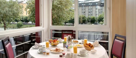 Petit déjeuner buffet (10 EUR par personne)
