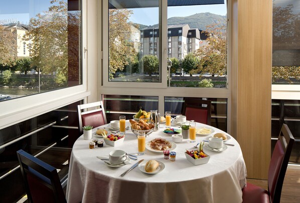 Dagelijks ontbijtbuffet (EUR 10 per persoon)
