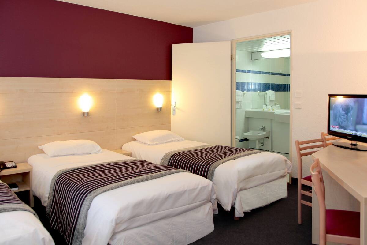 triple room, 3 single beds | in-room safe, desk, blackout curtains, soundproofing
