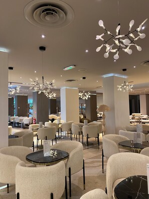 Bar (on property) - Hôtel ALBA (Lourdes)