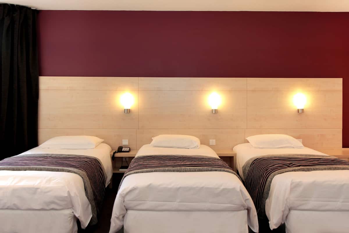 triple room, 3 single beds | in-room safe, desk, blackout curtains, soundproofing