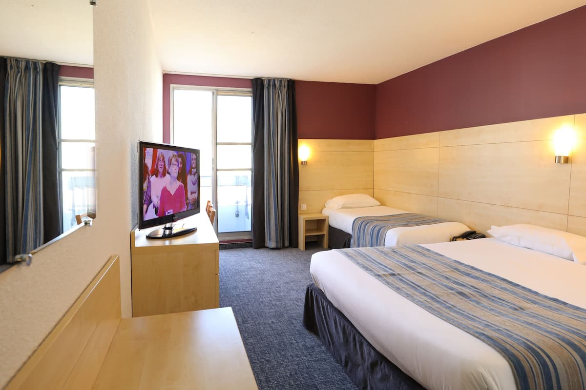Superior Triple Room | Peti besi dalam bilik, meja, langsir/tirai gelap terus, kalis bunyi