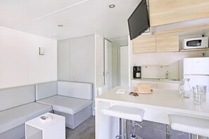 Frigorífico, microondas, placa de cocina y cafetera o tetera