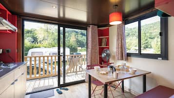 Wooden Caravan | Living area