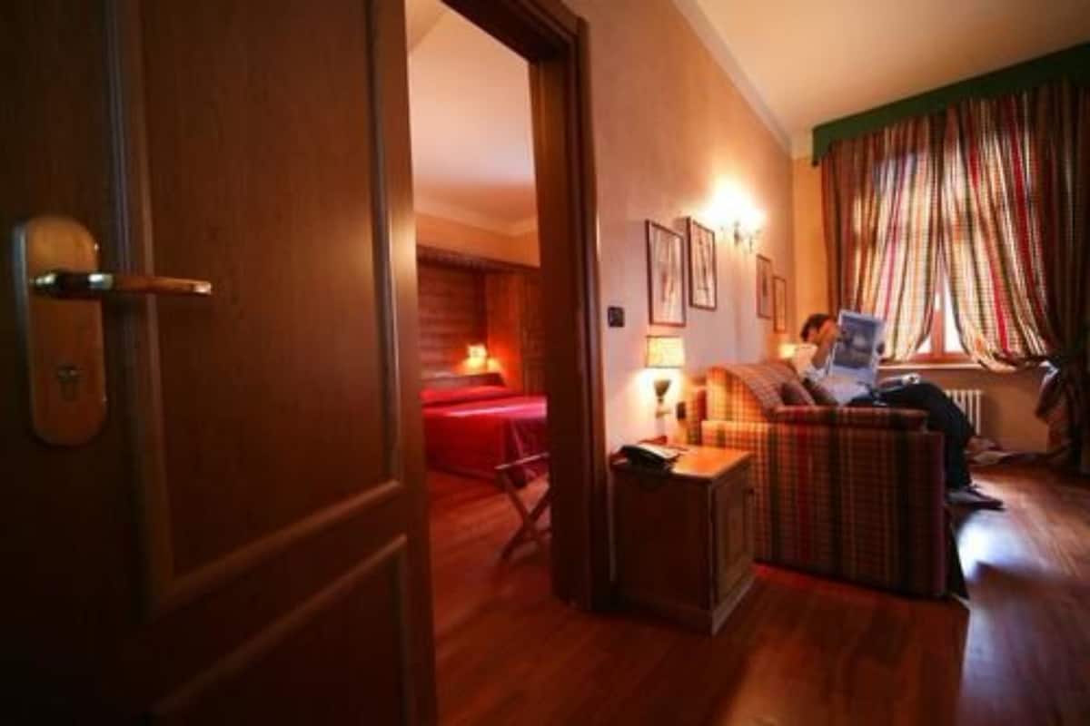 Een minibar, een kluis op de kamer, een bureau, geluiddichte muren