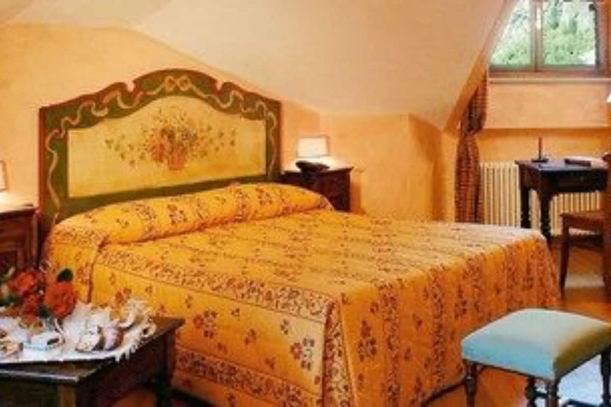 Junior suite | Een minibar, een kluis op de kamer, een bureau, geluiddichte muren