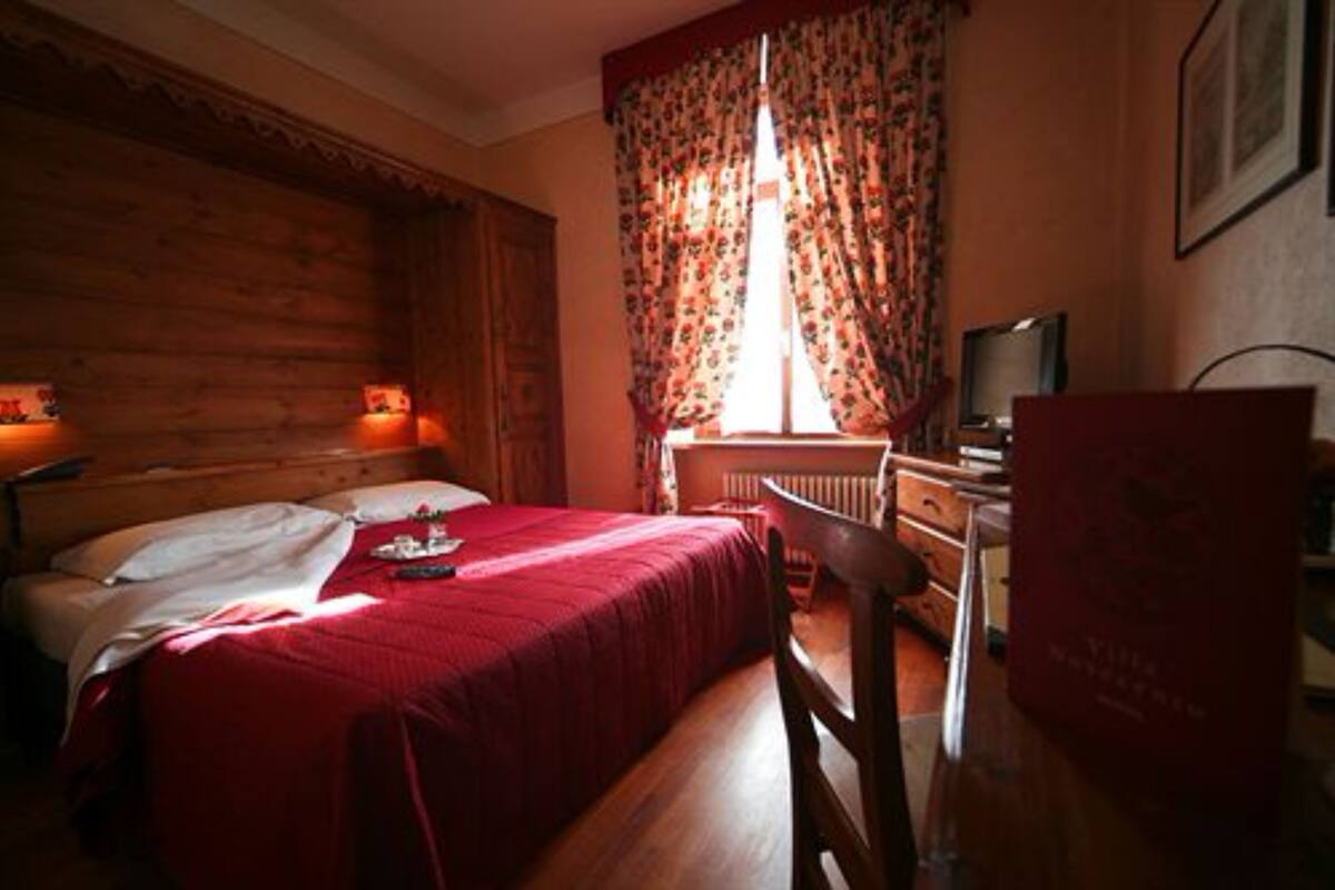 Een minibar, een kluis op de kamer, een bureau, geluiddichte muren